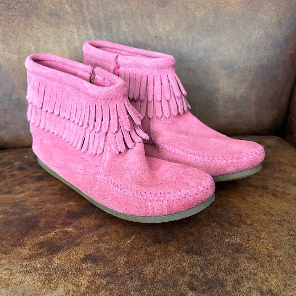 Minnetonka Pink Fringe Moccasins Girls 4